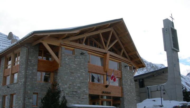 tignes - Tignes 2100 : la mairie et l'église