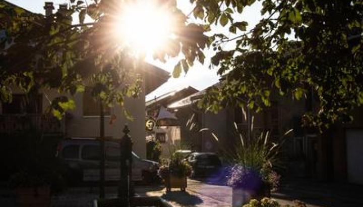 Longefoy : Bachal place du village - Longefoy : Bachal place du village