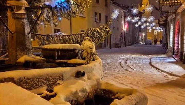 La magie de Noël à Aussois - La place du village enneigée, de nuit