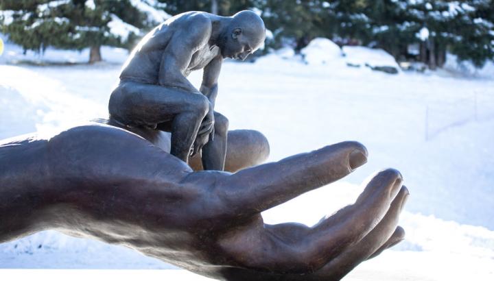 art au sommet courchevel - Courchevel, l'art au sommet, sculpture de Lorenzo Quinn, front de neige, Courchevel 1850