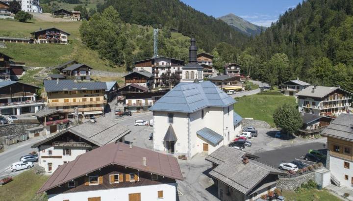 Eglise de La Giettaz en Aravis - Eglise vue de haut au centre du village
