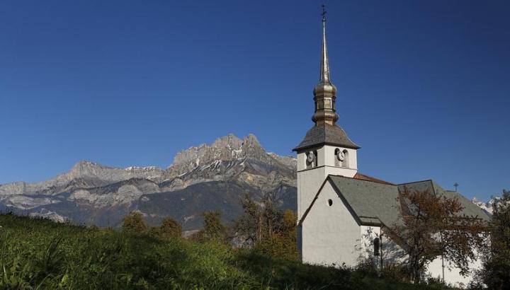 Cordon, son Histoire, son église, ses anecdotes_Cordon - L'Eglise de Cordon et la chaine des Fiz