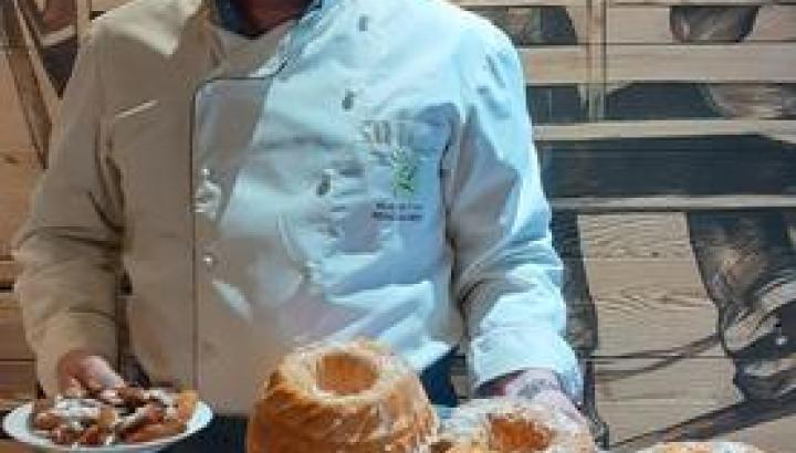 Découverte de recettes à Val Cenis-Lanslebourg - Pierre Gagnière avec des biscuits de Savoie et des &quot;cuisses de dames&quot;