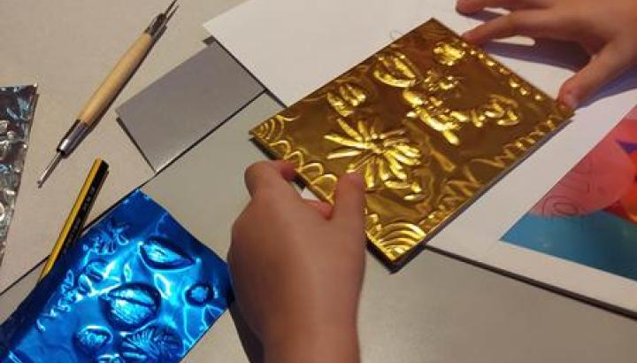 atelier de métal repoussé