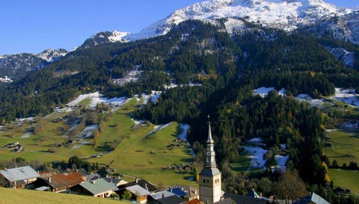 Hauteluce - Le village d'Hauteluce vu d'en haut, massifs enneigés en face