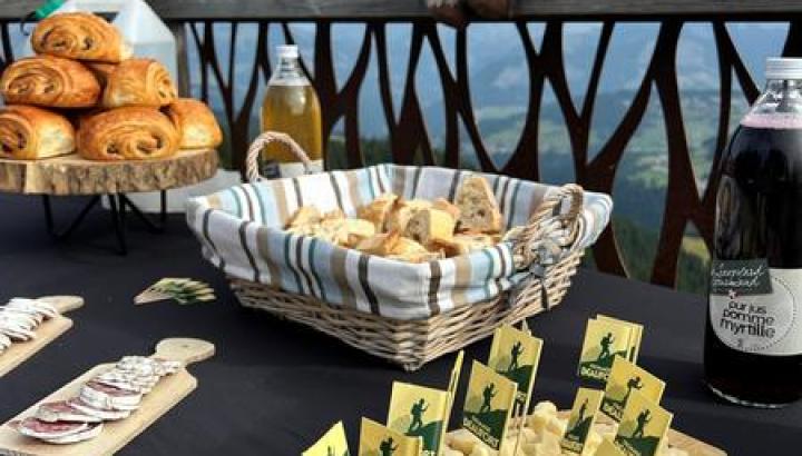 Petit-déjeuner au sommet été, face au Mont Blanc_Les Saisies