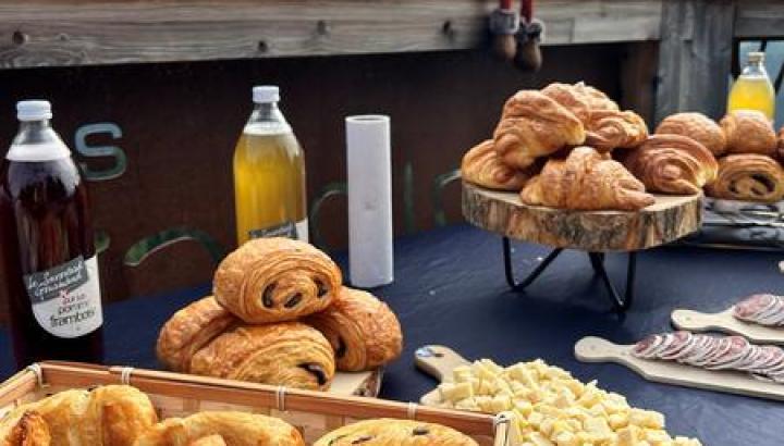 Petit-déjeuner au sommet été, face au Mont Blanc_Les Saisies