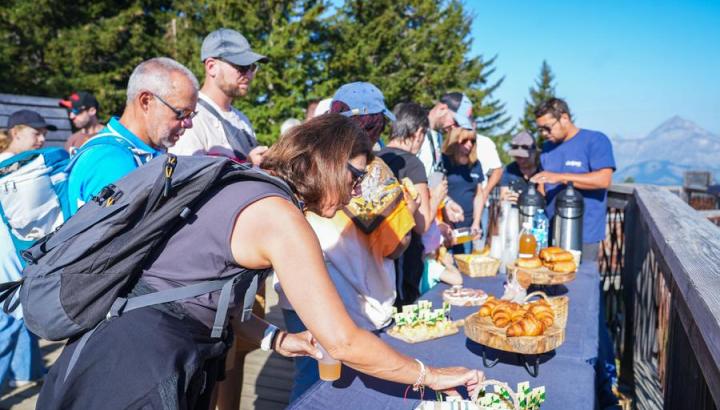 Petit-déjeuner au sommet été, face au Mont Blanc_Les Saisies