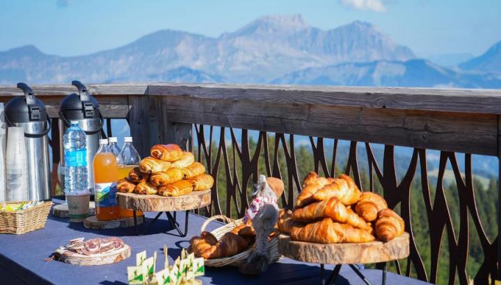 Petit-déjeuner au sommet été, face au Mont Blanc_Les Saisies