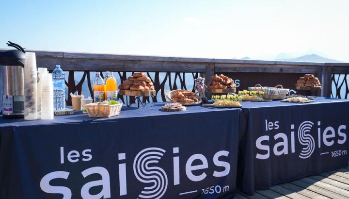 Petit-déjeuner au sommet été, face au Mont Blanc_Les Saisies