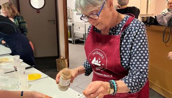 Atelier fabrication et dégustation de pâtes - Fête des Alpes_Val-Cenis - Christiane Durand fabriquant des pâtes