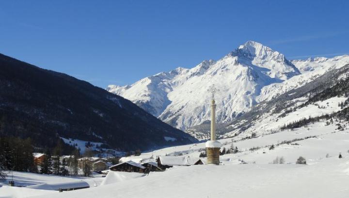 Lecture de paysage : pause insolite au sommet du télésiège du Solert_Val-Cenis - Vue générale de Lanslevillard et de la Dent Parrachée