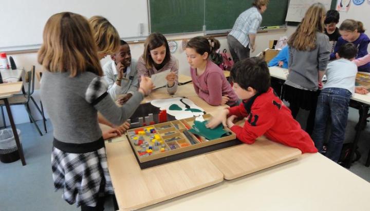 Atelier urbanisme Kit station à La Norma - Un groupe construit une maquette de station