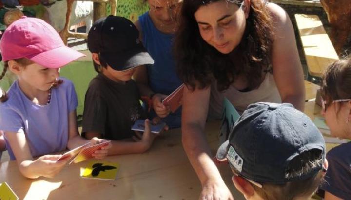 Atelier en famille : Jeannette la vachette_La Norma - Un groupe d'enfants lors de l'atelier