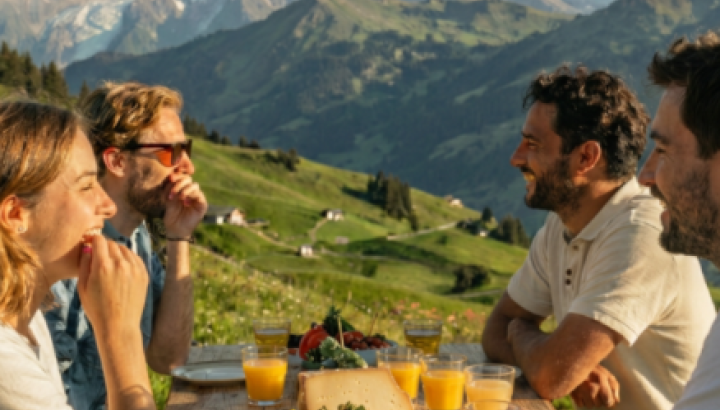 Apero au sommet de la lezette - Public qui participe à un apero en montagne