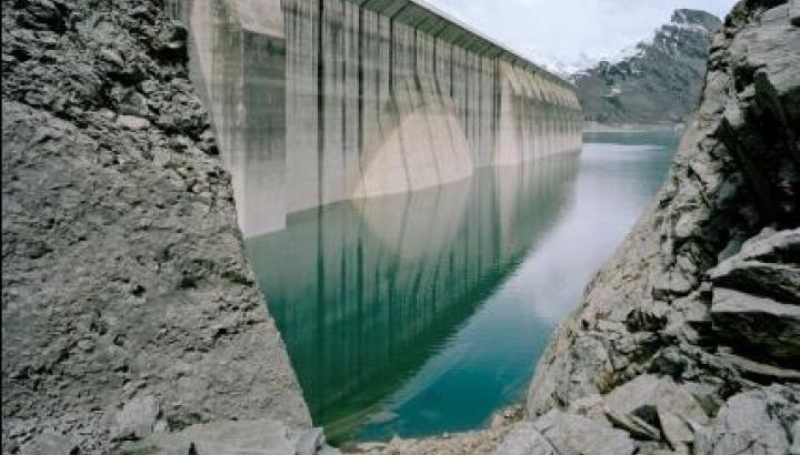 Quand barrage et alpages font bon ménage : groupe scolaires_Chambéry - Barrage de Roseland
