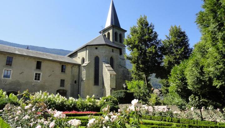 Une église médiévale dans son écrin de jardins (JEP)_Le Bourget-du-Lac - chevet de l'église Saint Laurent et jardins