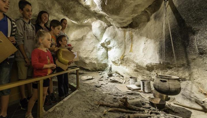 Musée d'archéologie de Val Cenis Sollières - Reconstitution de la grotte des Balmes dans le musée.