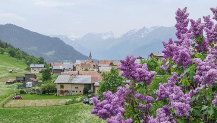Notre Dame du Pré - Vue du village et de l'église