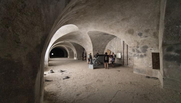 Intérieur du fort Victor-Emmanuel - Forts de l'Esseillon - Canon dans les batteries basses