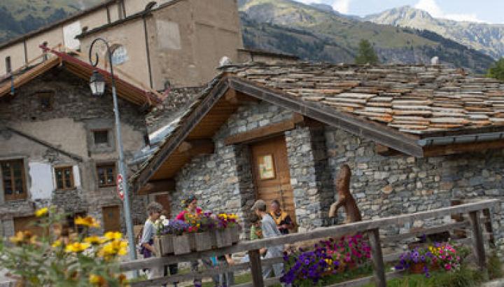 Eglise Notre Dame de l'Assomption à Val Cenis-Termignon - Vue estivale de l'église Notre Dame de l'Assomption à Val Cenis-Termignon