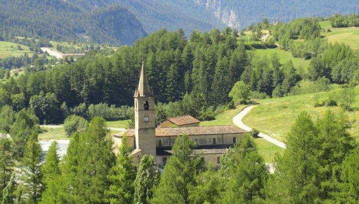 Eglise Notre Dame de l'Assomption à Val Cenis-Termignon - Vue estivale de l'église Notre Dame de l'Assomption à Termignon