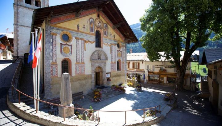 eglise-hauteluce-facade-ete - Facade de l'église de Hauteluce