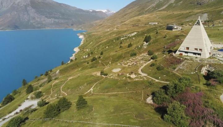 Musée de la Pyramide du Mont-Cenis - La pyramide au-dessus du lac du Mont Cenis