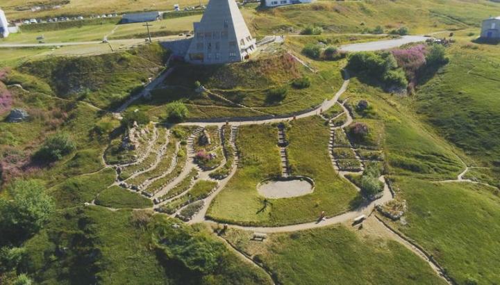 Musée de la Pyramide du Mont-Cenis - La Pyramide et le Jardin Alpin vus du ciel
