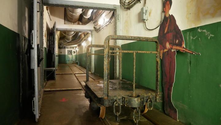 Le Fort Saint-Gobain à Villarodin-Bourget - Un couloir avec un wagonnet sur rail