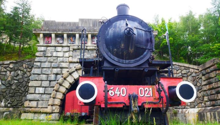 modane-entree-monumentale-tunnel-ferroviaire-frejus - Locomotive