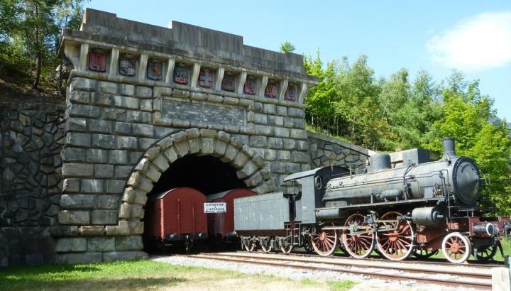 Entrée monumentale du tunnel ferroviaire à Modane - Vue d'ensemble de la locomotive et de l'entrée