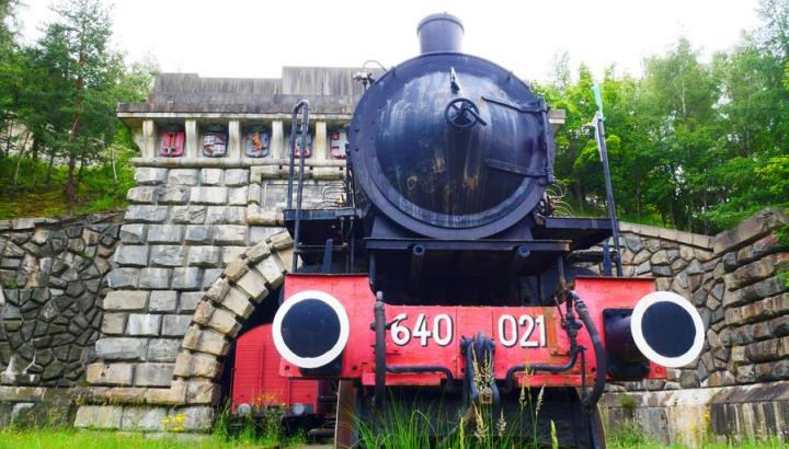 Entrée monumentale du tunnel ferroviaire à Modane - L'avant de la locomotive à vapeur