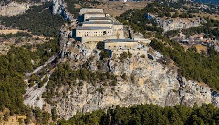 Barrière des Forts de l'Esseillon vue depuis la rive gauche de l'Arc - Barrière des Forts de l'Esseillon