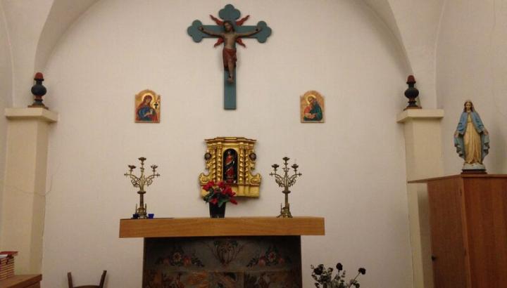 chapelle du praz - Courchevel : chapelle Sainte-Madeleine, table d'autel et tabernacle chapelle du praz - Courchevel : chapelle Sainte-Madeleine, table d'autel et tabernacle