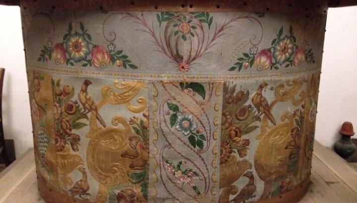 chapelle du praz - Courchevel : chapelle Sainte-Madeleine, table d'autel et antependium chapelle du praz - Courchevel : chapelle Sainte-Madeleine, table d'autel et antependium