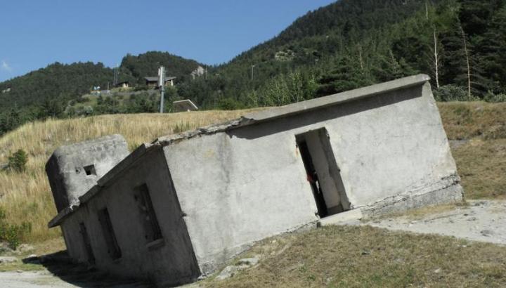 Vue extérieure de la maison penchée à Modane - Vue extérieure de la maison penchée à Modane