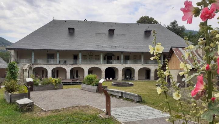 La cour de la Chartreuse d'Aillon -