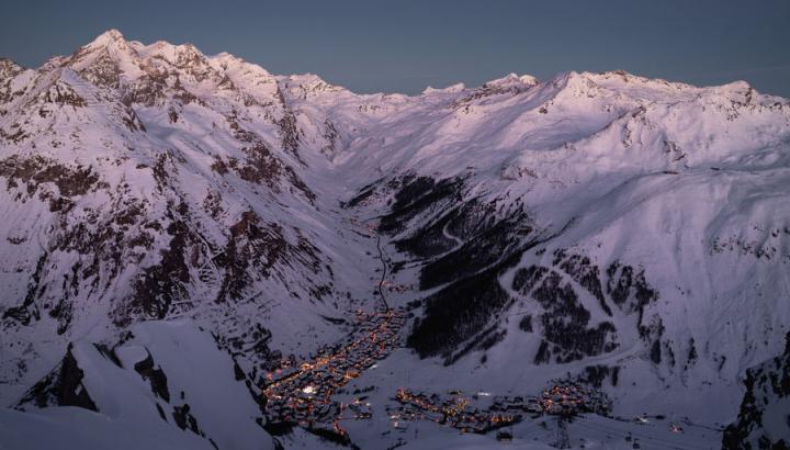 Vue du village de nuit - Val d'Isère - Vue imprenable depuis les pistes sur le village de Val d'Isère en début de soirée.
