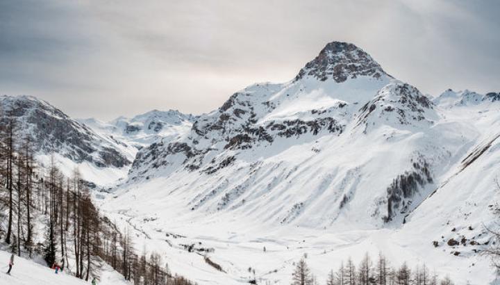 Piste M - Val d'Isère - Descente de Solaise en passant par la piste rouge "M" avec une vue imprenable sur la vallée du Manchet.