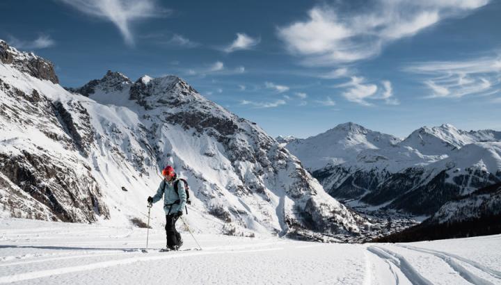 Piste de ski de randonnée balisée - Val d'Isère - La piste de ski de randonnée Brinzeï avec sa vue imprenable sur La Daille.