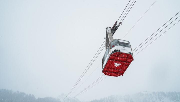 Téléphérique du Fornet - Val d'Isère - Une vue impressionnant en contre bas d'une cabine du téléphérique du Fornet. Le dessous rouge de la cabine avec son logo blanc ressort dans le paysage blanc de l'hiver.