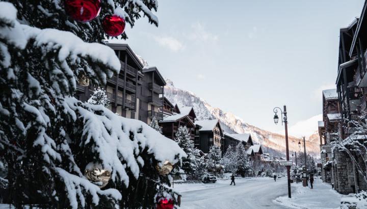 Rue principale - Val d'Isère - Au détour du sapin de noël situé sur le rond point de l'Office de Tourisme de Val d'Isère, nous pouvons apercevoir la rue principale du village, recouverte de son manteau blanc.