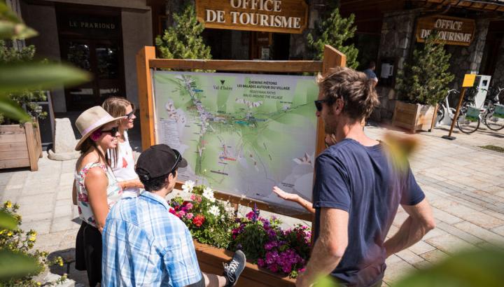 Office de Tourisme - Val d'Isère - Le plan du village devant l'Office de Tourisme permet de renseigner au mieux les 3 personnes qui le consulte. Une belle journée d'été sous le soleil.