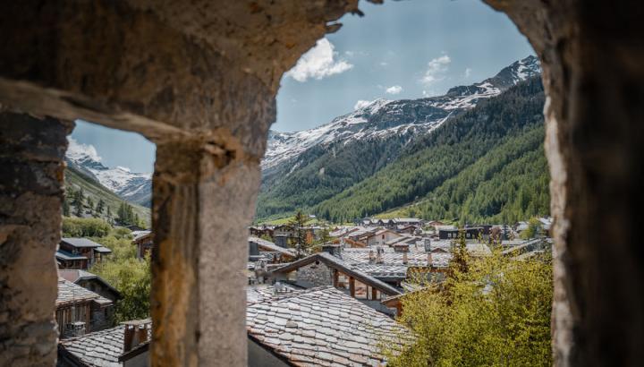Le village - Val d'Isère - Magnifique vue du village depuis les arcades. En fond, les montagnes qui entourent le village.