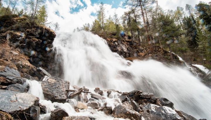 Cascade du Fornet - Val d'Isère - Entre pierre et torrent, la cascade du Fornet nous offre un spectacle de la nature sous un ciel bleau.