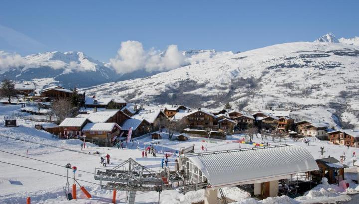 Village de Montchavin - Front de neige avec le jardin des neiges et le départ du télésiège de Montchavin