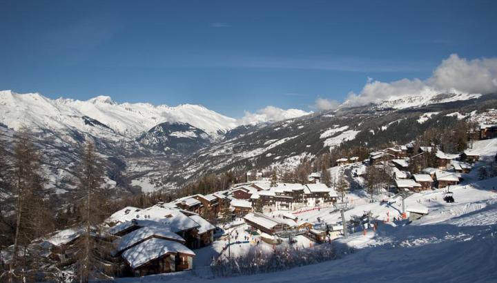 Village des Coches - Front de neige avec le départ du télésiège de Plan Bois