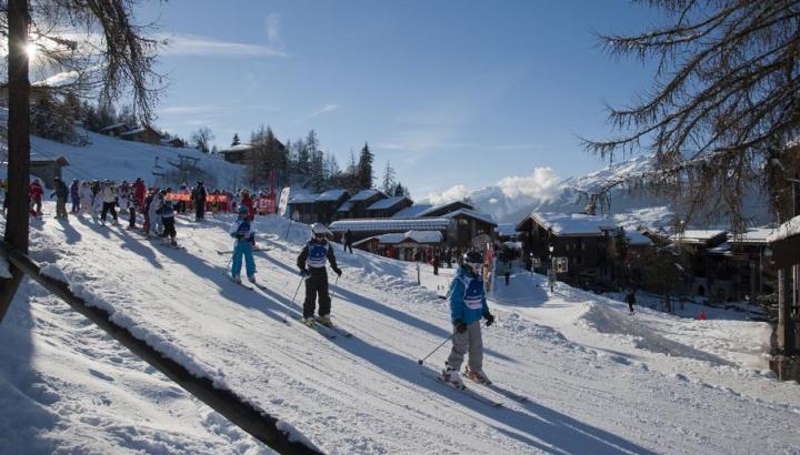 Village des Coches - Front de neige avec rassemblement des Ecoles de ski