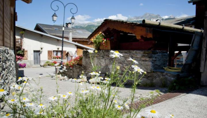 Place du Bassin Montchavin - Jolie place avec un bachal qui fait aussi office de départ de balades !